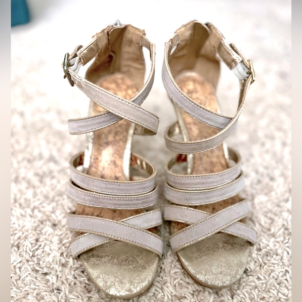 LOFT taupe and gold Size 6.5 heels